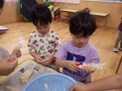 えのきをちぎる様子3