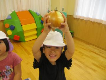 写真：玉ねぎの皮むき【4歳】3