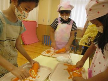 写真：にんじんの皮むき【5歳児】2