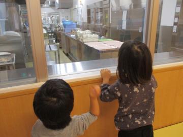 写真:調理室をのぞいているこどもたち