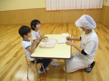 写真:味見する様子
