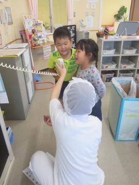 写真:給食の放送で発表する様子1