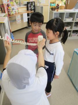 写真：給食の放送で発表する様子2