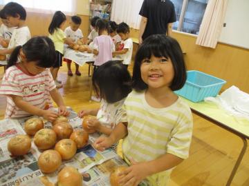 写真：玉ねぎの皮むき4