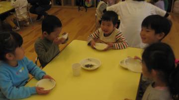 写真：だしを試食する様子2