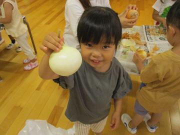 写真：玉ねぎの皮むき【3歳】4