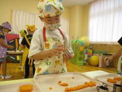 にんじんの型抜きをする子ども