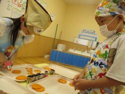 にんじんを型抜きしている様子