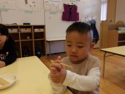 お箸1本を指先で動かす練習