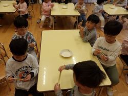 お箸を持つ練習をする様子