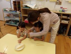 お箸の持ち方を練習する様子2