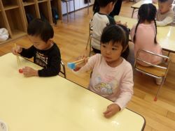 お箸でスポンジをつかむ様子