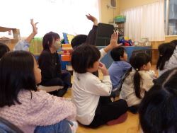 クイズに答えて手を挙げる様子