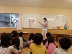 三色食品群の説明をする様子2