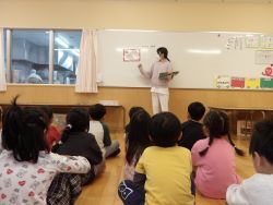 三色食品群の説明をする様子