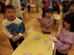 自分で取ったかるたを眺める子どもたち