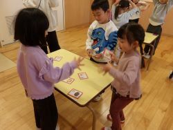 どちらが札を取るか、じゃんけんで決めている様子