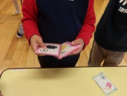 かるたを眺める子ども