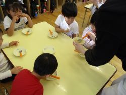 調味料を観察している様子