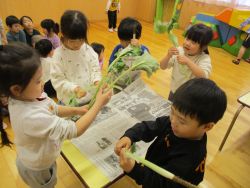 若ごぼうの観察をする子どもたち