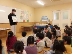 日本の地形について地図を見ながら確認する様子