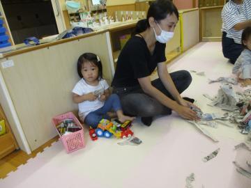 写真：1，2歳児年令交流・0歳児室内遊びの様子8