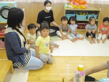 写真：1，2歳児年令交流・0歳児室内遊びの様子1