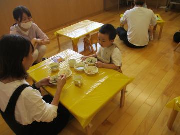 写真：試食会の様子3