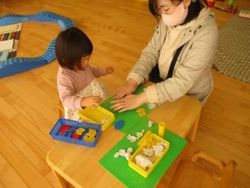 写真：クリスマス製作の様子2