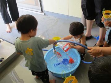写真：7月　水遊び・しゃぼん玉遊びの様子4