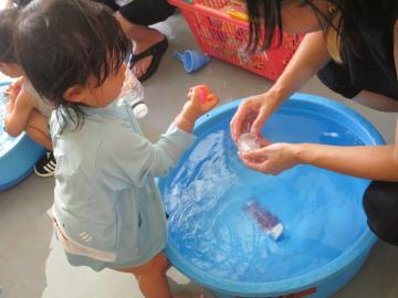 写真：7月　水遊び・しゃぼん玉遊びの様子8