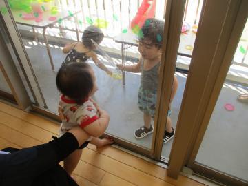 写真：7月　水遊び・しゃぼん玉遊びの様子10