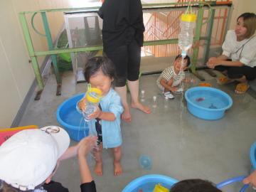 写真：7月　水遊び・しゃぼん玉遊びの様子2