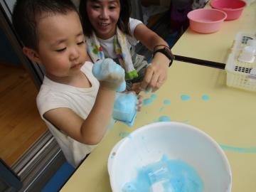 写真：8月水遊び・泡遊びの様子1