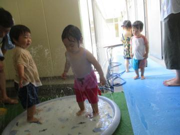 写真：8月水遊び・泡遊びの様子3