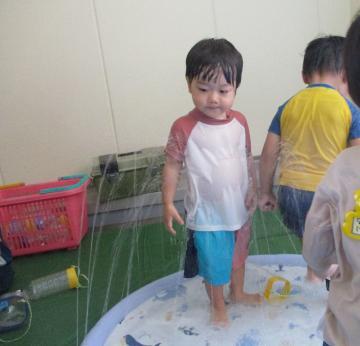 写真：8月水遊び・泡遊びの様子4