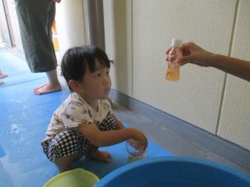 写真：8月水遊び・泡遊びの様子5