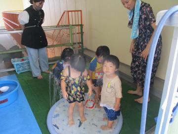 写真：8月水遊び・泡遊びの様子2