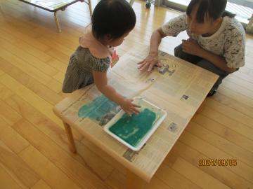 写真：9月絵の具遊びの様子2