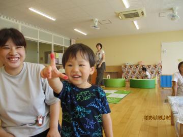 写真：9月絵の具遊びの様子4