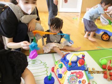 写真：9月絵の具遊びの様子1