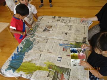 写真：9月絵の具遊びの様子5