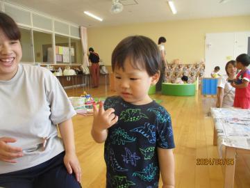 写真：9月絵の具遊びの様子3
