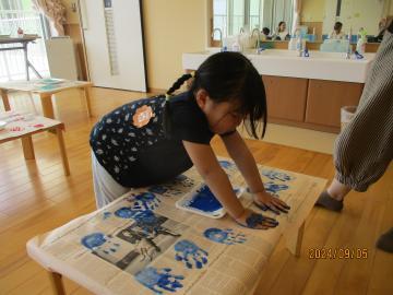 写真：9月絵の具遊びの様子7