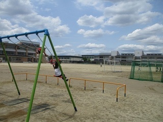 写真：ブランコで遊ぶようす