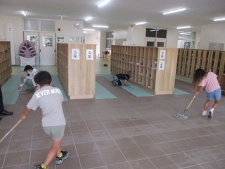 写真：玄関掃除