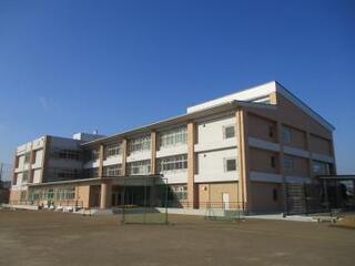 写真：3階建ての新校舎