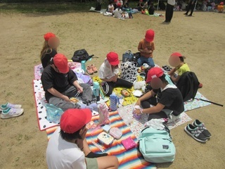 写真：お弁当を食べるようす
