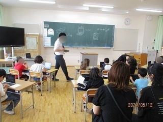 写真：1年生情報モラルの授業