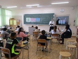 写真：4年生社会の授業